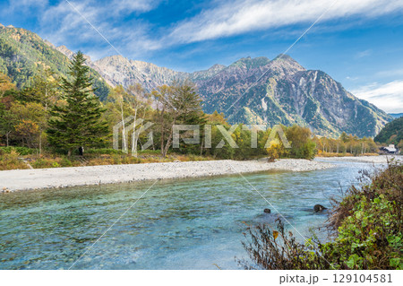 「長野県」秋の美しい上高地の風景 129104581