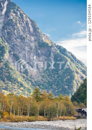 「長野県」秋の美しい上高地の風景 「長野県」秋の美しい上高地の風景 129104584
