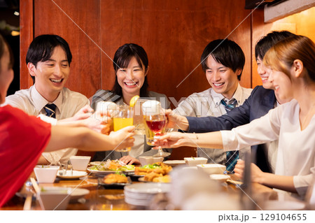 飲み会 居酒屋 色々な飲み物で乾杯する男女 飲み会 居酒屋 色々な飲み物で乾杯する男女 129104655