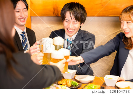 飲み会　居酒屋で乾杯している男女 129104758