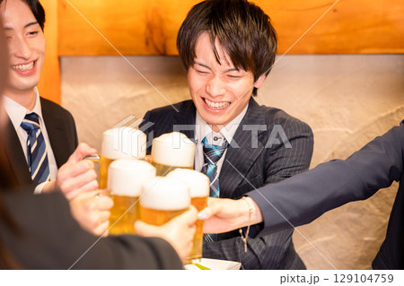 飲み会 居酒屋で乾杯している男女 飲み会 居酒屋で乾杯している男女 129104759
