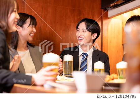 飲み会 居酒屋でお酒を飲んでいる男女 飲み会 居酒屋でお酒を飲んでいる男女 129104798