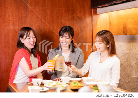 女子会 色々な飲み物で乾杯する女性 女子会 色々な飲み物で乾杯する女性 129104826