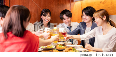 飲み会 居酒屋 色々な飲み物で乾杯する男女 飲み会 居酒屋 色々な飲み物で乾杯する男女 129104834