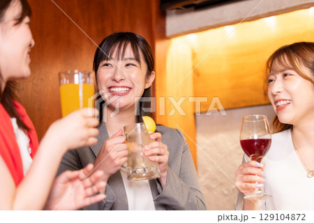女子会　色々な飲み物で乾杯する女性 129104872
