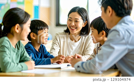 保護者会　放課後の小学校で会議を保護者会　放課後の小学校で会議をする人々する人々 129104974
