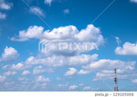 日本の横浜都市景観 送電線と“夏空”。猛烈な暑さが続く日本列島…無数の巨大な雲が空に浮かぶ=31日 日本の横浜都市景観 送電線と“夏空”。猛烈な暑さが続く日本列島…無数の巨大な雲が空に浮かぶ=31日 129105008