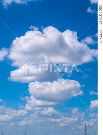 日本の横浜都市景観 送電線と“夏空”。猛烈な暑さが続く日本列島…無数の巨大な雲が空に浮かぶ=31日 日本の横浜都市景観 送電線と“夏空”。猛烈な暑さが続く日本列島…無数の巨大な雲が空に浮かぶ=31日 129105009