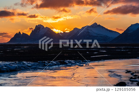 Golden hour along iceland's south coast 129105056