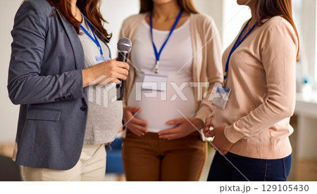 会議でマイクを持って意見を発表する女性 129105430