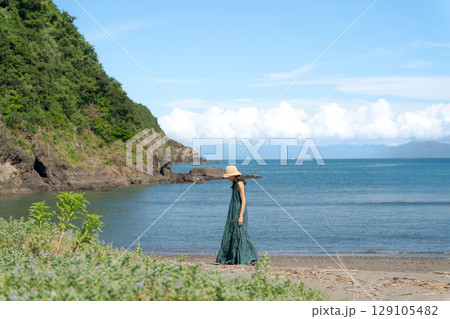 砂浜を歩く若い女性 砂浜を歩く若い女性 129105482