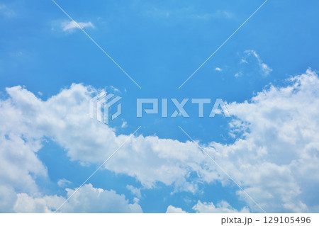 夏の青空と雲 夏の青空と雲 129105496
