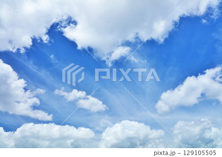 夏の青空と雲 129105505