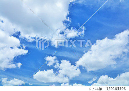 夏の青空と雲 129105508