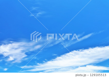 夏の青空と雲 129105513