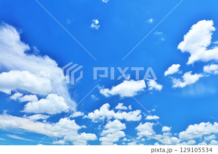 夏の青空と雲 129105534
