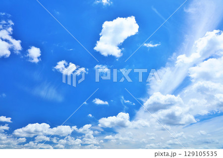 夏の青空と雲 129105535