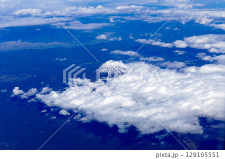 飛行機から見た雲の上に浮かぶ冠雪の富士山 飛行機から見た雲の上に浮かぶ冠雪の富士山 129105551