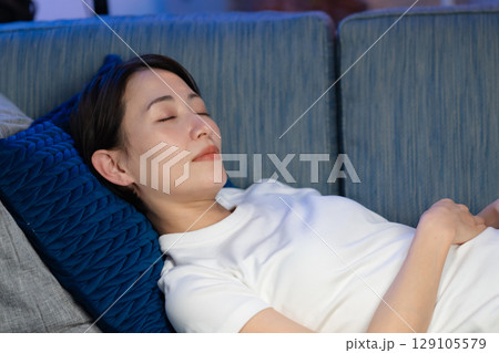 ソファで眠る女性 ソファで眠る女性 129105579