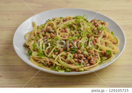 納豆とネギの和風パスタ 129105725