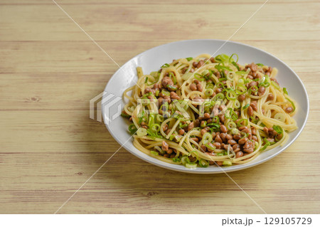 納豆とネギの和風パスタ 129105729