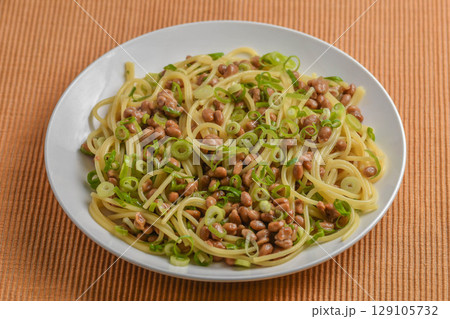 納豆とネギの和風パスタ 納豆とネギの和風パスタ 129105732