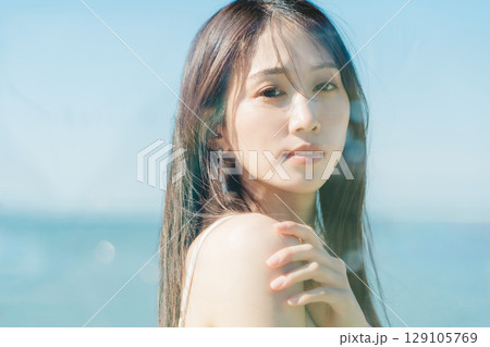 若い女性の夏のビューティーイメージ 129105769