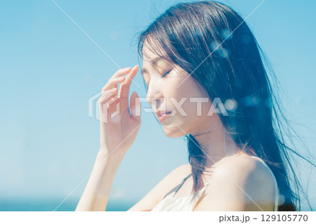 若い女性の夏のビューティーイメージ 129105770