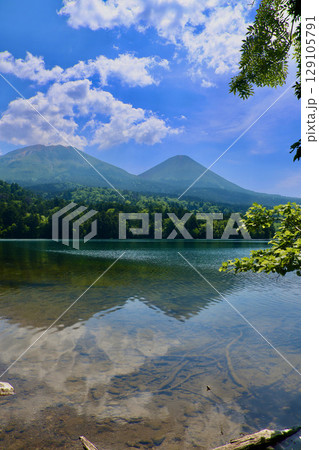 神秘の湖  オンネトー（北海道・足寄郡足寄町） 129105791