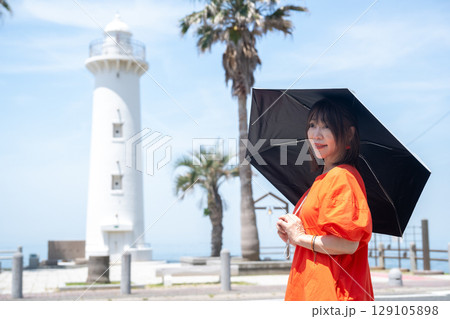 夏の野間崎灯台を旅する女性 夏の野間崎灯台を旅する女性 129105898