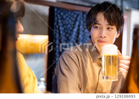 居酒屋でお酒を飲んでる男性 居酒屋でお酒を飲んでる男性 129106093