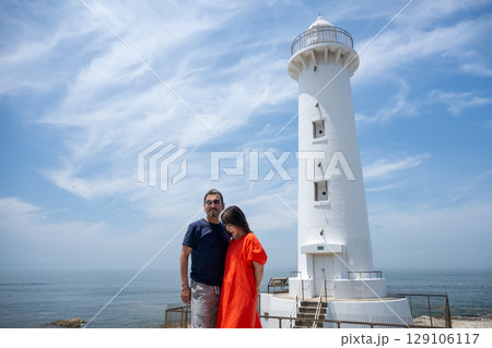夏の野間崎灯台を旅するカップル 夏の野間崎灯台を旅するカップル 129106117