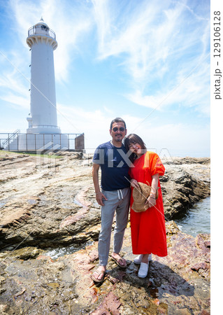 夏の野間崎灯台を旅するカップル 夏の野間崎灯台を旅するカップル 129106128