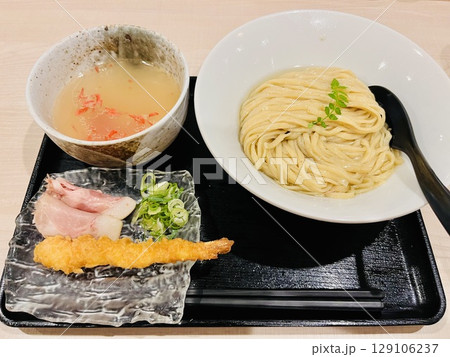 冷たい海老塩つけ麺とトッピングのエビフライとチャーシュー 129106237