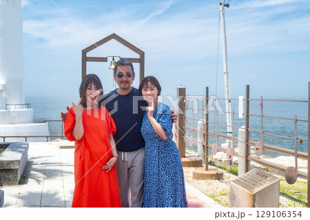 夏の野間崎灯台を旅する家族 夏の野間崎灯台を旅する家族 129106354