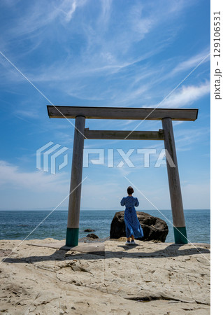 伊勢神宮に向かって祈る女性 愛知県 南知多 つぶて浦 伊勢神宮に向かって祈る女性 愛知県 南知多 つぶて浦 129106531