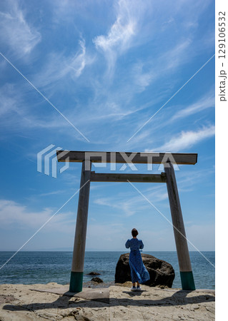 伊勢神宮に向かって祈る女性 愛知県 南知多 つぶて浦 伊勢神宮に向かって祈る女性 愛知県 南知多 つぶて浦 129106532