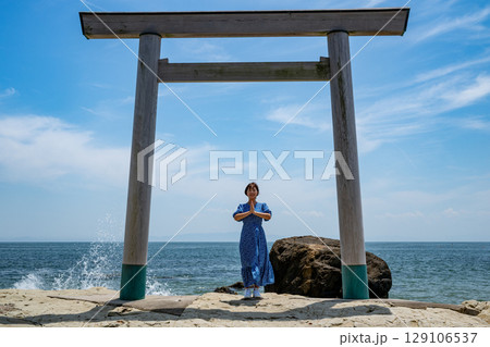 伊勢神宮に向かって祈る女性　愛知県　南知多　つぶて浦 129106537