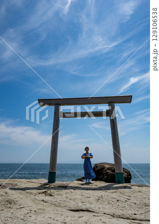 伊勢神宮に向かって祈る女性　愛知県　南知多　つぶて浦 129106538