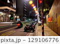 バイクが並ぶ夜の車道 129106776