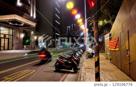 バイクが並ぶ夜の車道 129106776