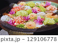 水に浮かぶ色とりどりの花 129106778