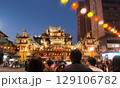 夜のライトアップされた夜市 129106782