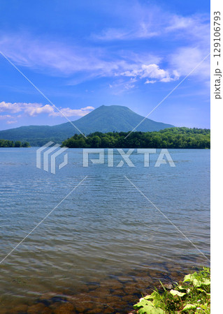 初夏の阿寒湖(北海道・釧路市阿寒町) 初夏の阿寒湖(北海道・釧路市阿寒町) 129106793