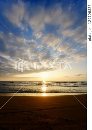 千里浜なぎさドライブウェイの美しい海岸の夕日 129106825