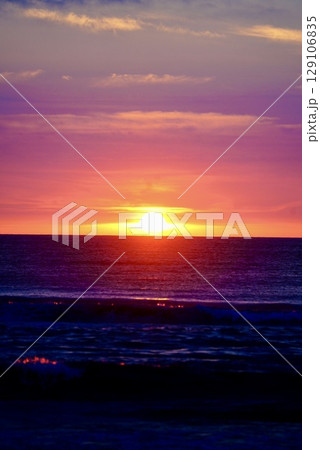 千里浜なぎさドライブウェイの美しい海岸の夕日 129106835