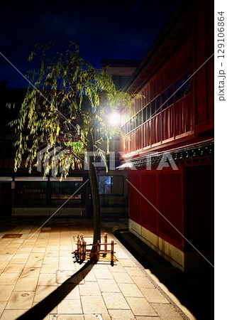 ひがし茶屋街のライトアップ 129106864