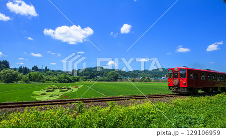 秋田内陸線沿線の田んぼアート 徐行する列車 秋田県 秋田内陸線沿線の田んぼアート 徐行する列車 秋田県 129106959
