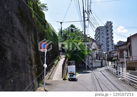 中野区渋谷区・西新宿五丁目駅付近の坂道 中野区渋谷区・西新宿五丁目駅付近の坂道 129107253