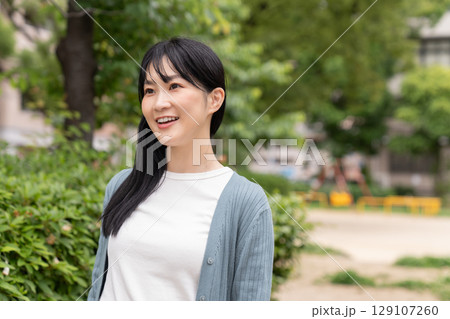 外出する若い女性 外出する若い女性 129107260